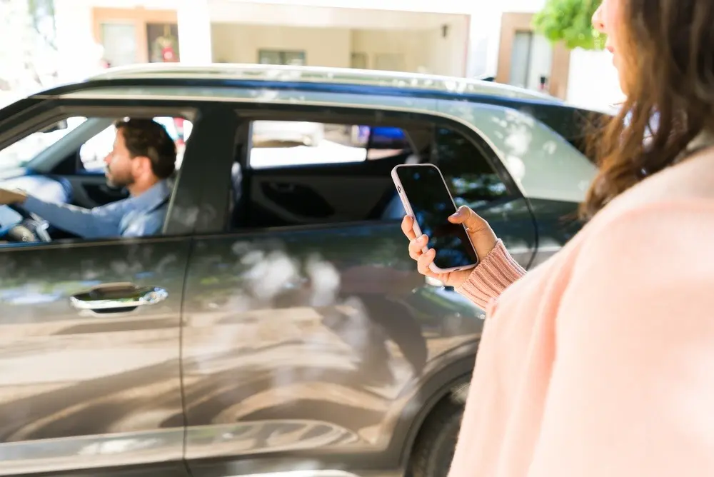 Why Do Shared Driveways Create Unique Risks During Rideshare Pickups