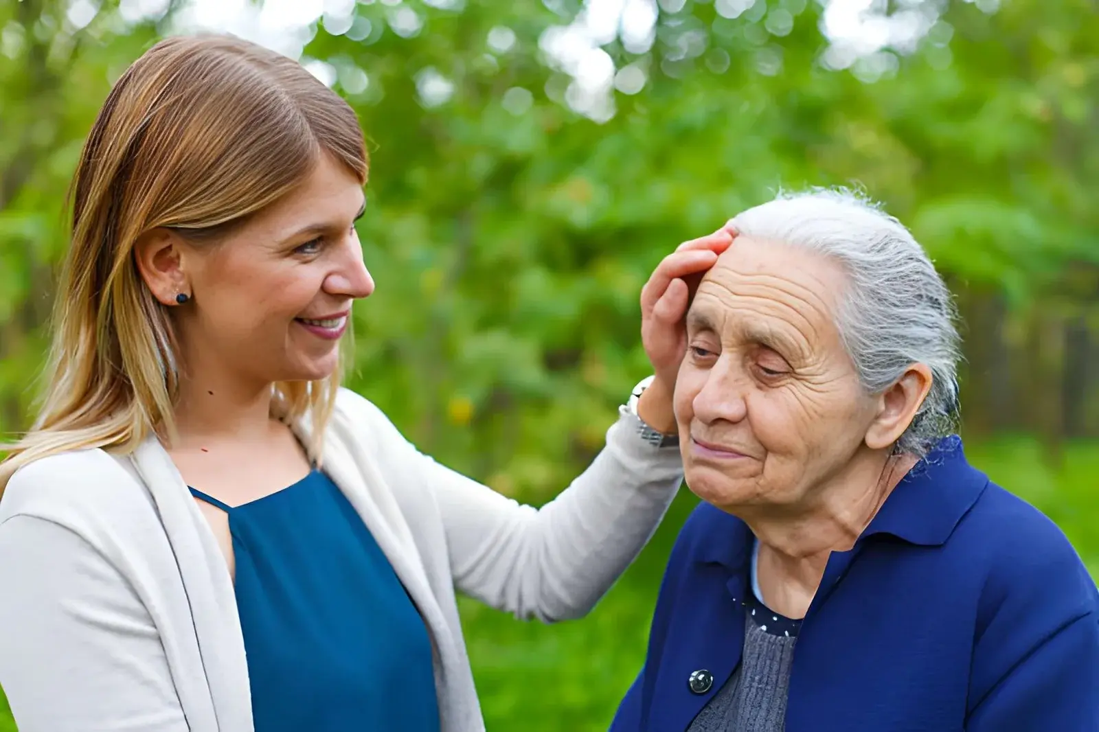 How to Recognize Alzheimer’s Symptoms in an Aging Parent